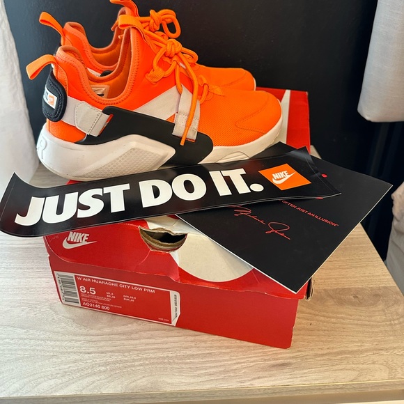 Nike Women’s Air Huarache City Low JUST DO IT - Picture 2 of 6